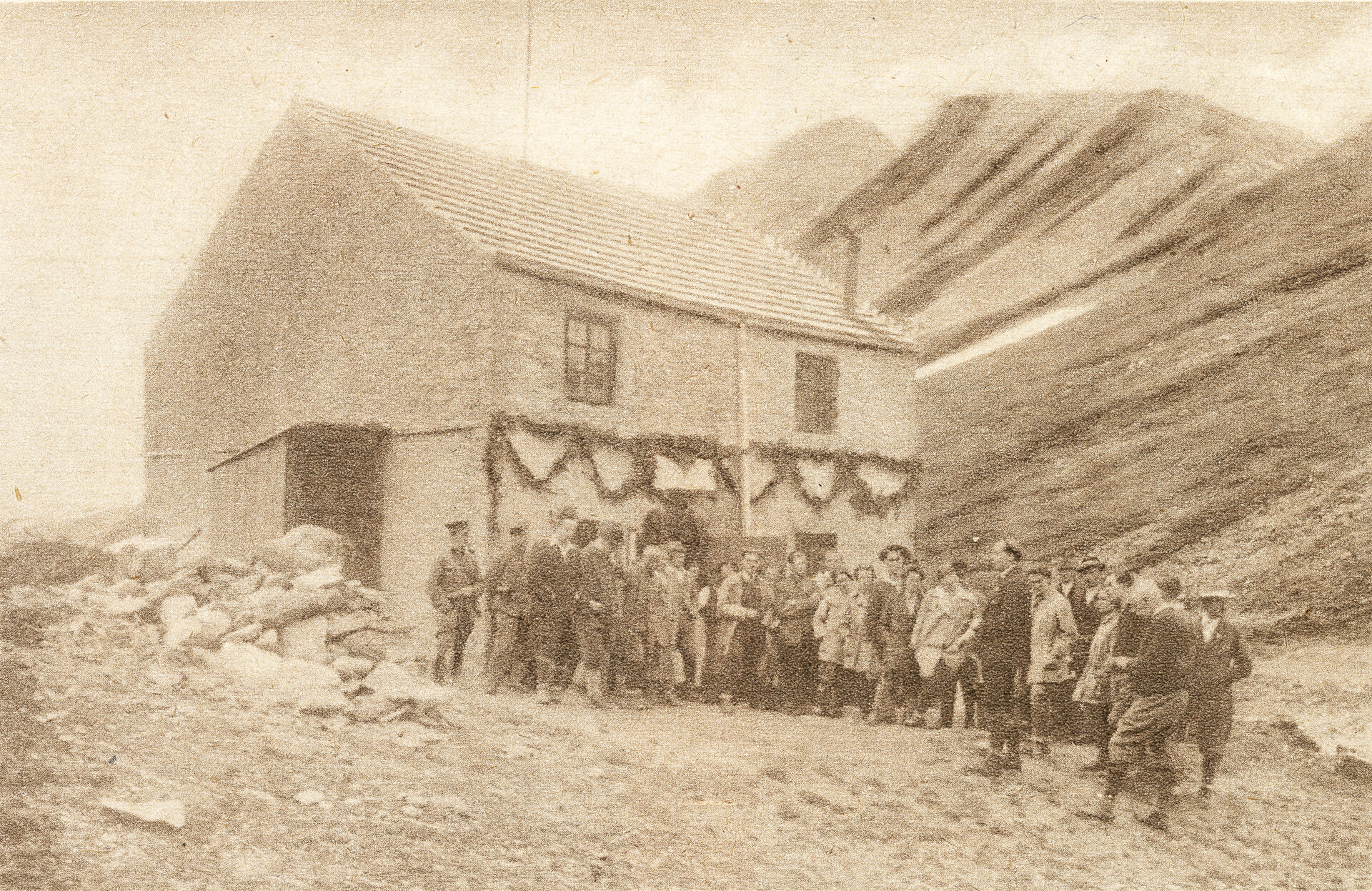 Gruppe vor der Glorer Hütte, 1929. Aus dem Tourenbuch von Rudolf Reif | © ÖAV/Museum Archiv